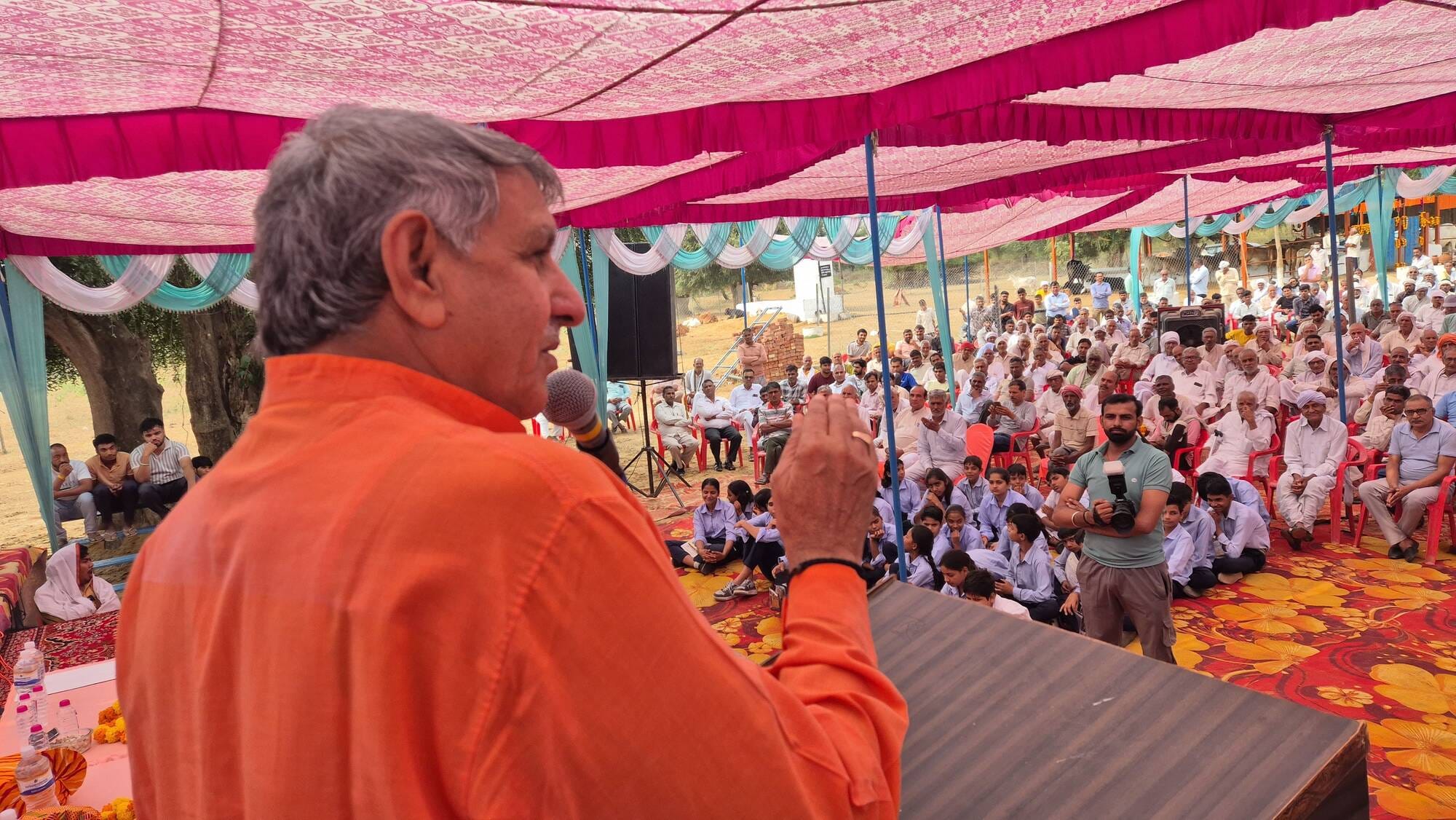 फोटो संख्या:62- श्री रामकृष्ण गोशाला कनीना के उद्घाटन समारोह में ग्रामीणों को संबोधित करते सांस