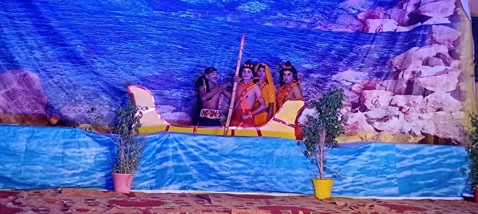 फोटो संख्या:69- हनुमान रामलीला कमेटी के रंगमंच पर केवट व श्रीराम संवाद का मंचन करते  कलाकार--सं
