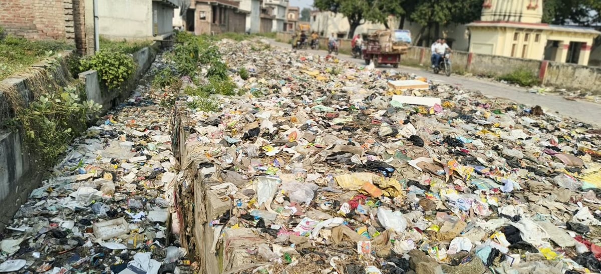 Kasganj News: महीनों से नहीं उठाया गया सड़क किनारे पड़ा कूड़ा