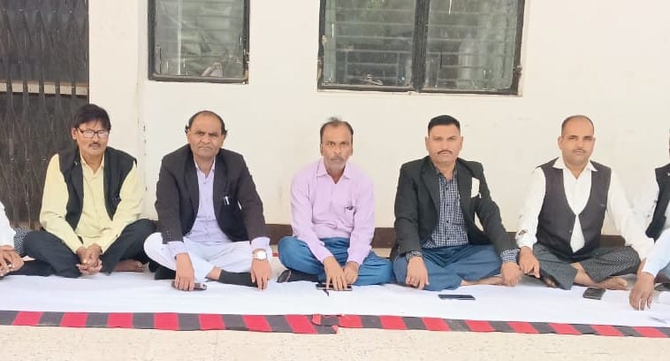गोला तहसील परिसर में धरने पर बैठे अधिवक्ता। स्रोत: संगठन