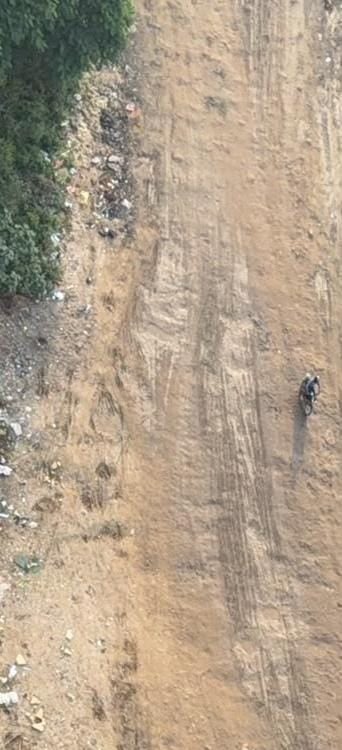 Noida News: सोसाइटी की मुख्य सड़क जर्जर, लोग परेशान