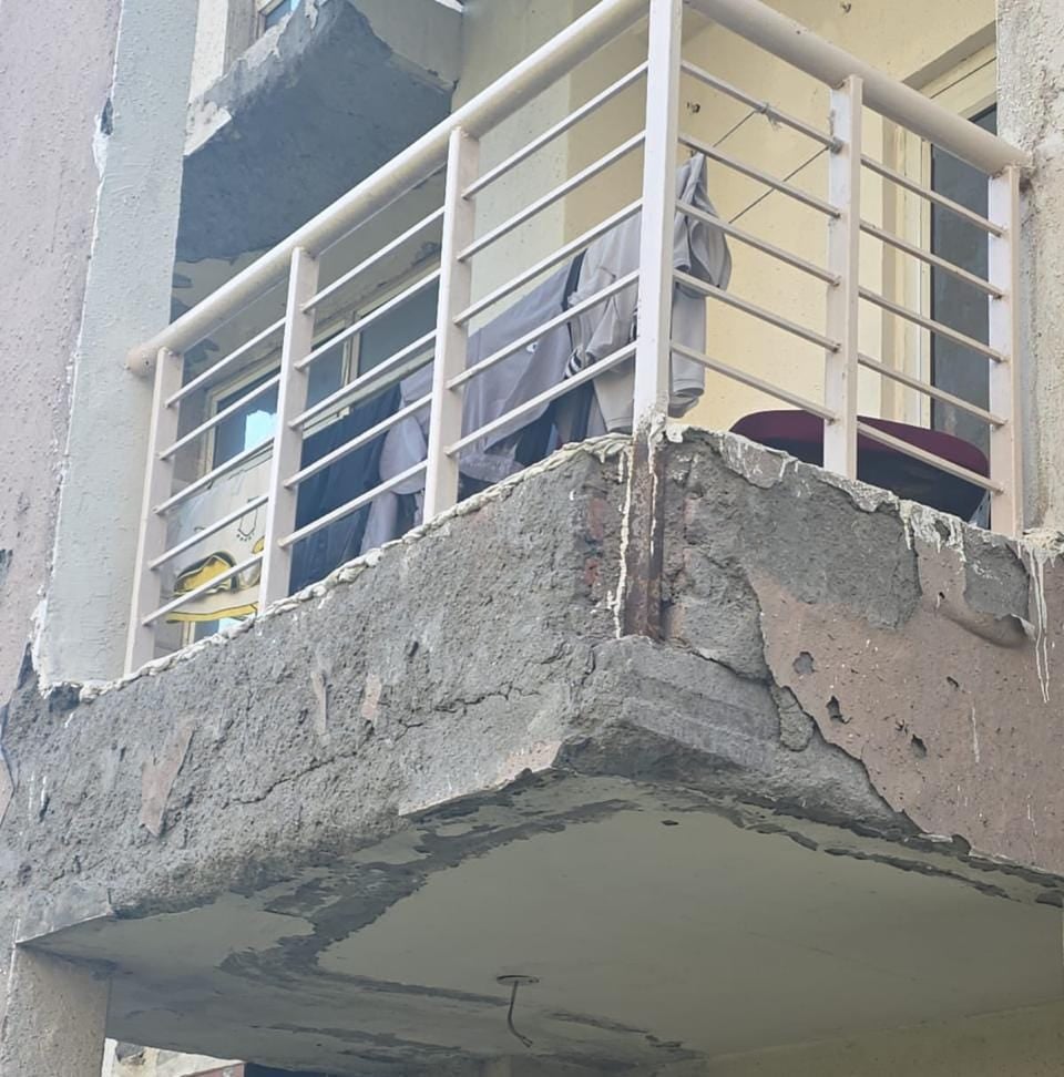 Noida News: सुपरटेक जार के टावरों में झड़ रहा प्लास्टर, बेसमेंट में सीपेज से लोग परेशान