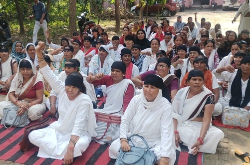 Bijnor News: स्थायीकरण और मानदेय में वृद्धि की मांग को लेकर आशाओं की हड़ताल