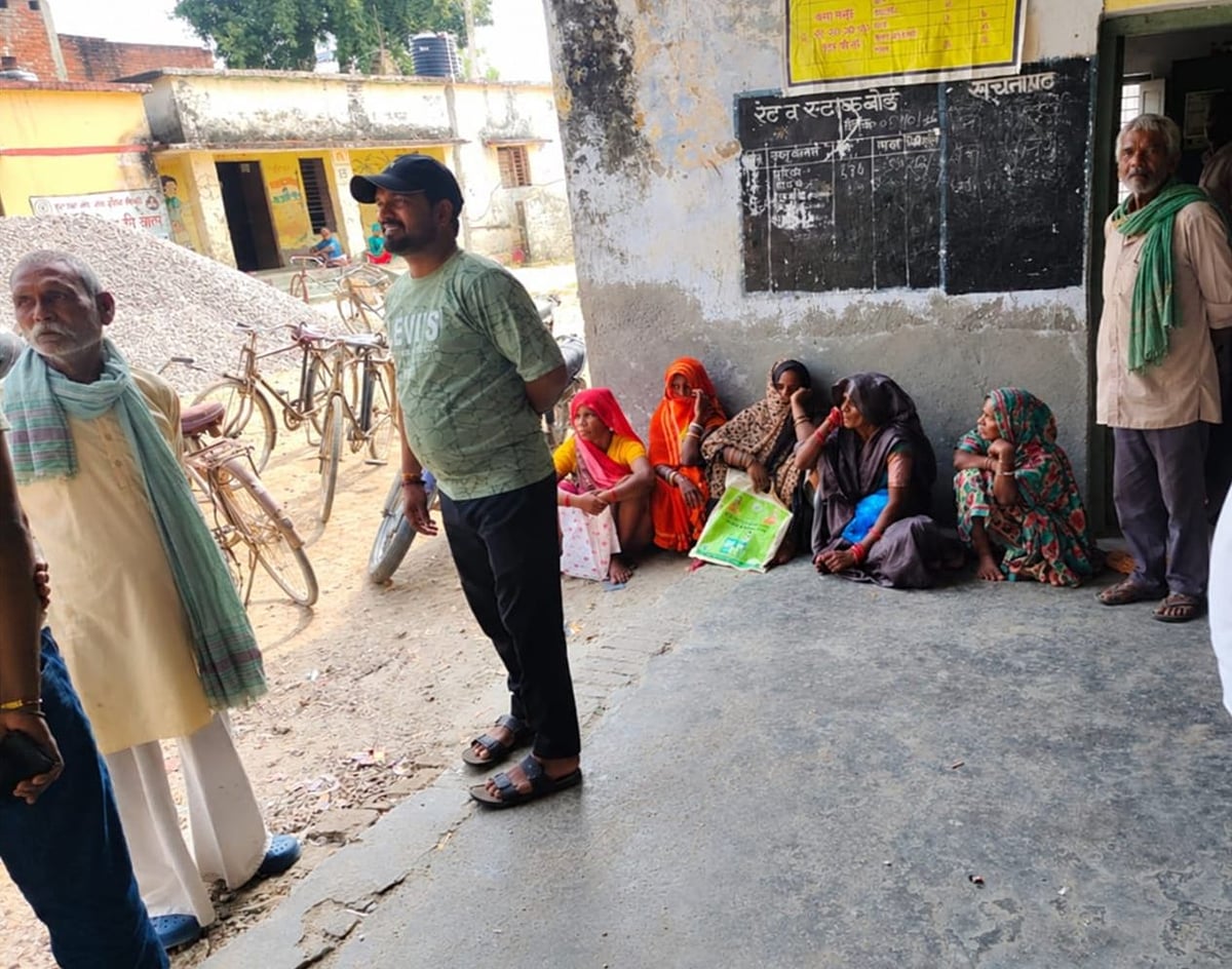 Unnao News: सर्वर न आने से ठप रहा खाद वितरण