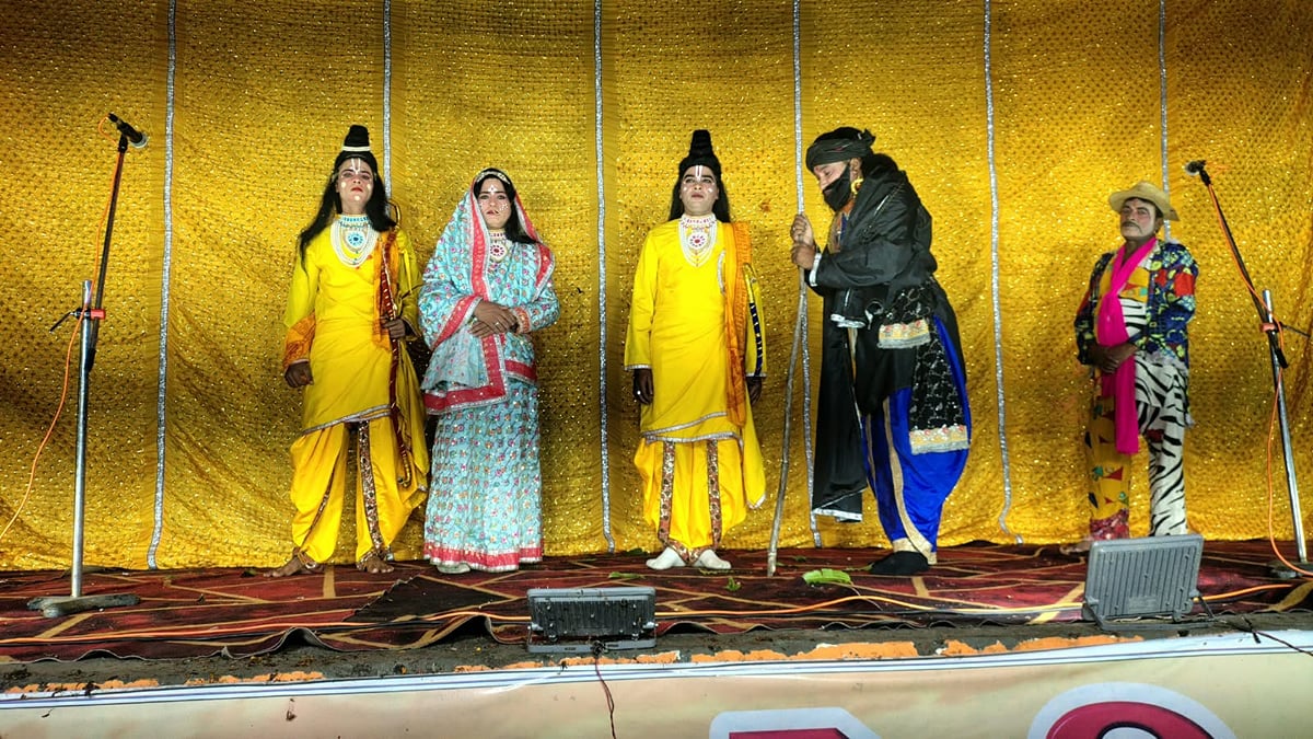 Meerut News: हस्तिनापुर रामलीला में भरत मिलाप, दशरथ मरण के मार्मिक दृश्य