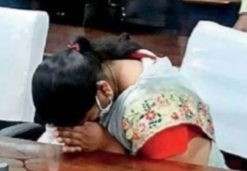 प्रमुख की कुर्सी पर बैठकर नमन करतीं सूर्या अहारी।