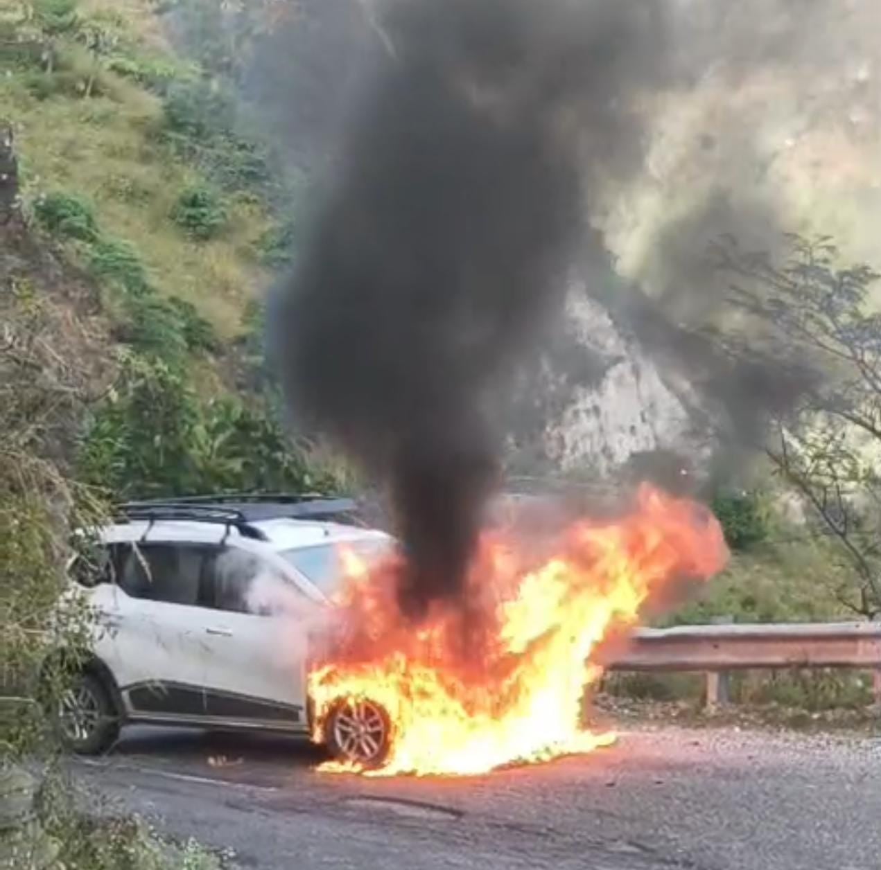 Taxi catches fire while moving near Katindi; six people, including the driver, escape to safety.
