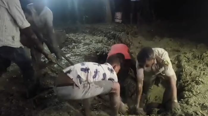 मुजफ्फरपुर के डुमरी गांव में जमीन खोदकर बरामद किया गया 19 वर्षीय युवती का शव।