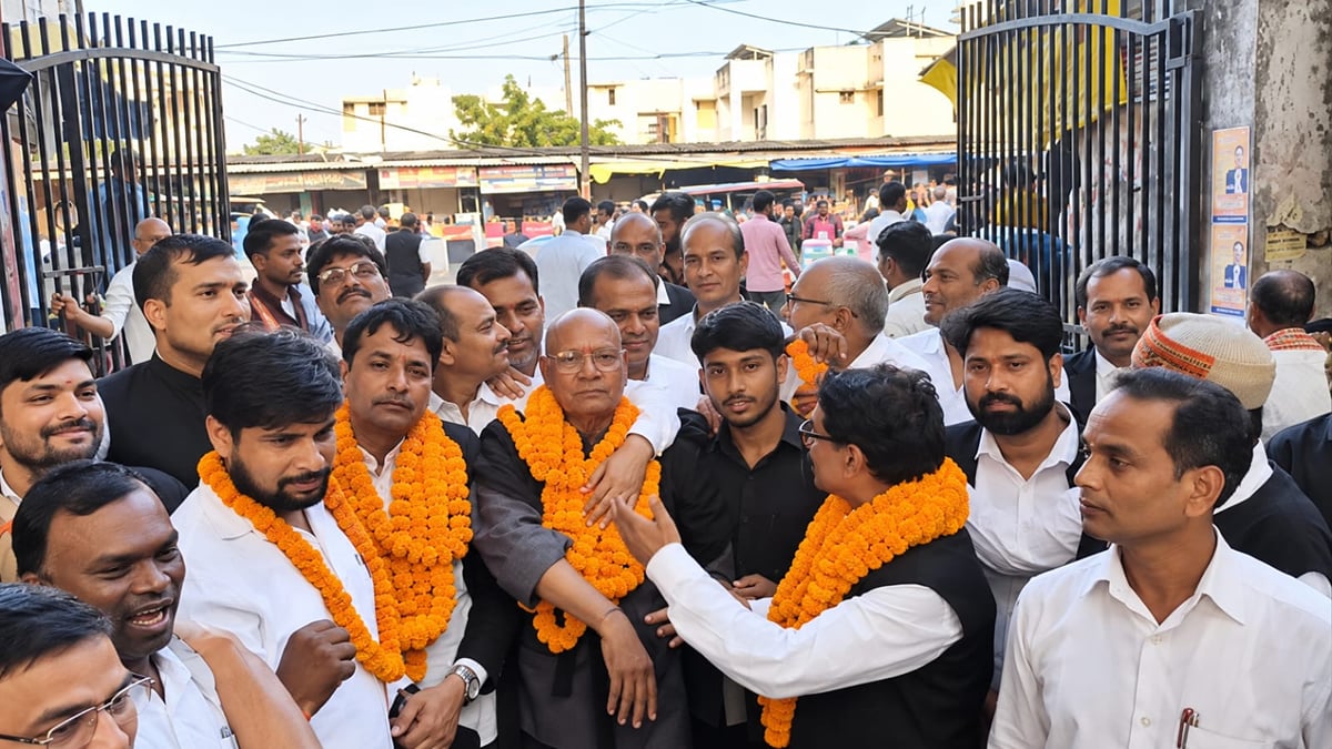 Deoria News: बृज बांके तिवारी कलेक्ट्रेट बार के  अध्यक्ष, शिवानंद मंत्री निर्वाचित