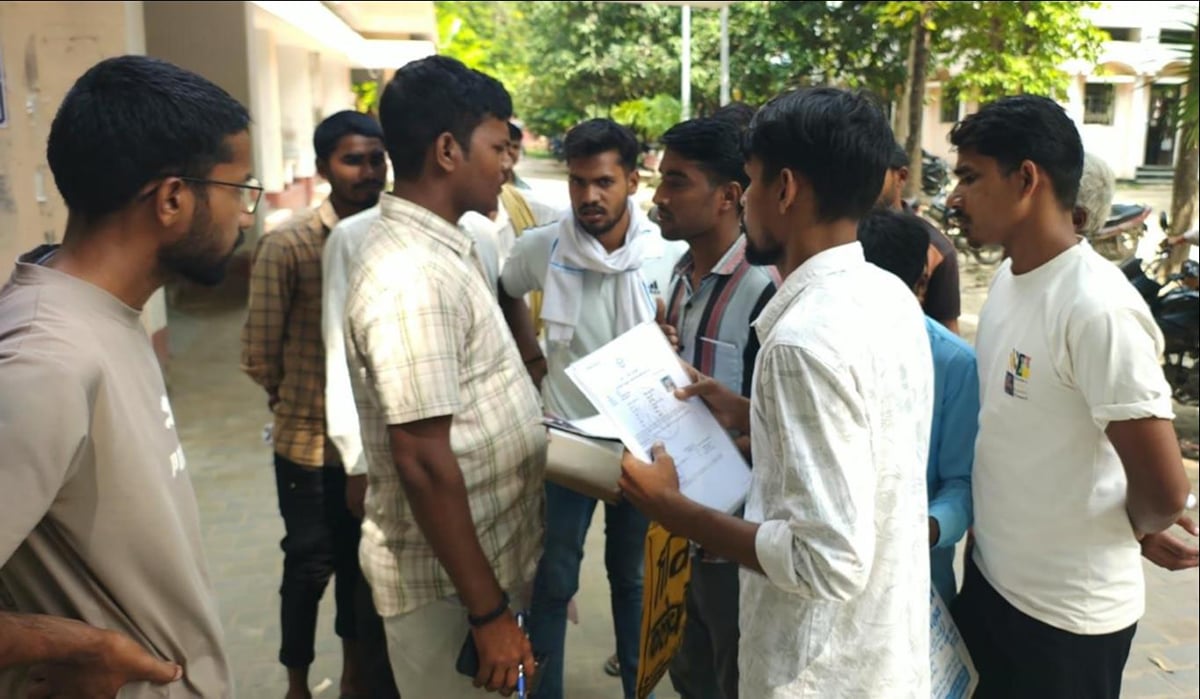 Ballia News: जाति प्रमाण पत्र के लिए हंगामा लेखपाल पर आरोप, किया परेशान