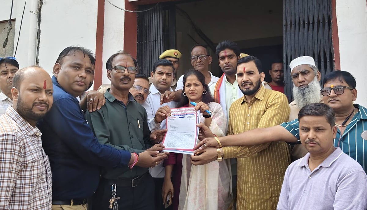 Agra News: सीलबंद उत्पादों में रिटेलर दोषी नहीं, निर्माता पर हो कार्रवाई