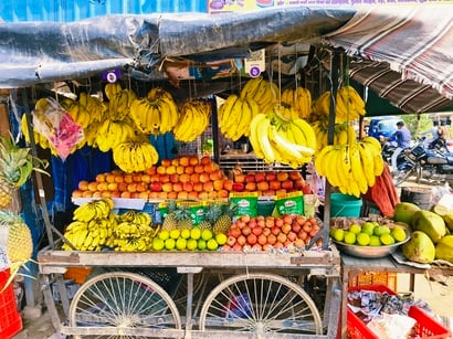 Prayagraj News: फलों के दाम चढ़े, व्रतियों की जेब पर महंगाई की मार