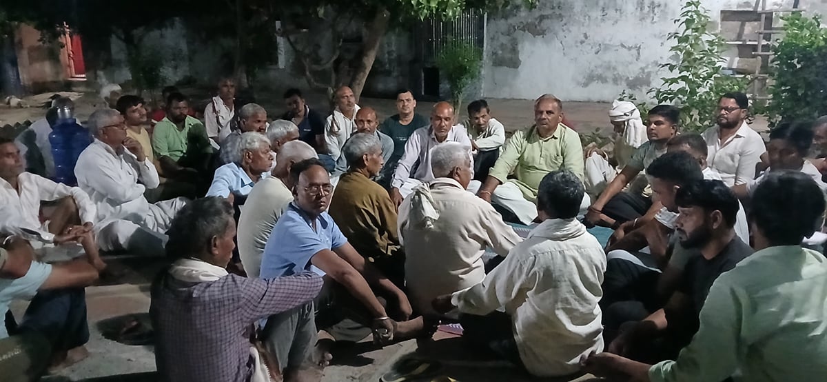 Agra News: पाइप पुलिया निर्माण पर ग्रामीणों में रोष, धरने की दी चेतावनी