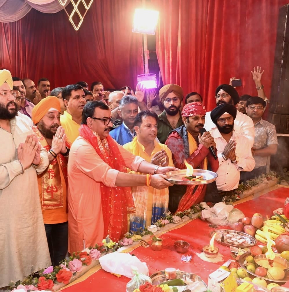 Lucknow News: भजन गायिका साक्षी-ममता की प्रस्तुतियों पर झूमे श्रद्धालु