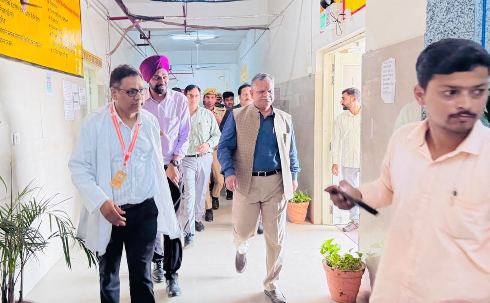 CEO inspects Dariyapur Labour Chowk, praises the work.