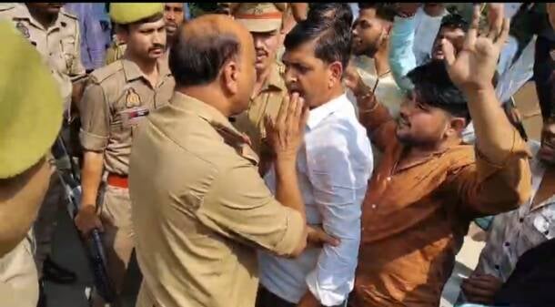 Farmers protest and raise slogans over fertilizer shortage.