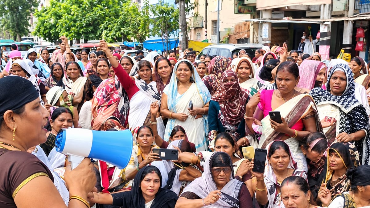 Etah News: मांगों को लेकर आशा कार्यकर्ताओं का पैदल मार्च, जीटी रोड पर जाम लगाने का प्रयास