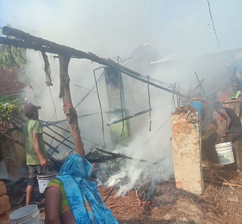 Siddharthnagar News: आग में फूस का मकान और गृहस्थी का सामान राख, परिवार बेघर