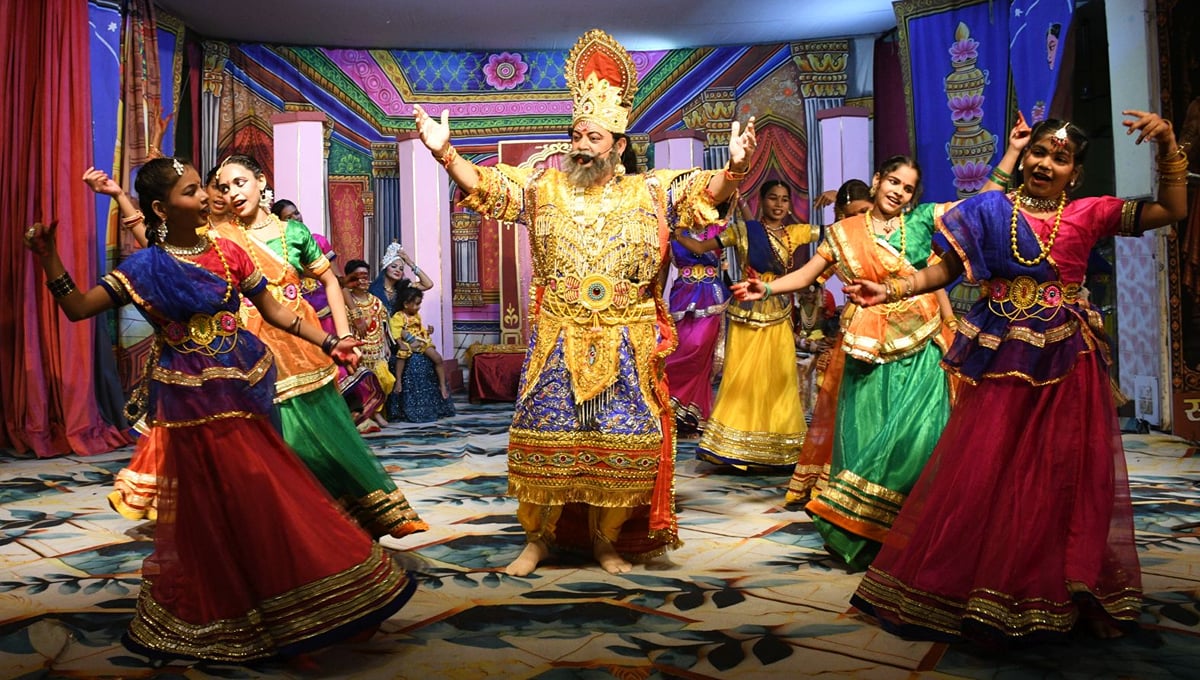 यूपी: विश्वास और विरासत...नौकरी से मंच तक आस्था का सफर, कोई 40 तो कोई 15 साल से निभा रहा रामलीला की परंपरा