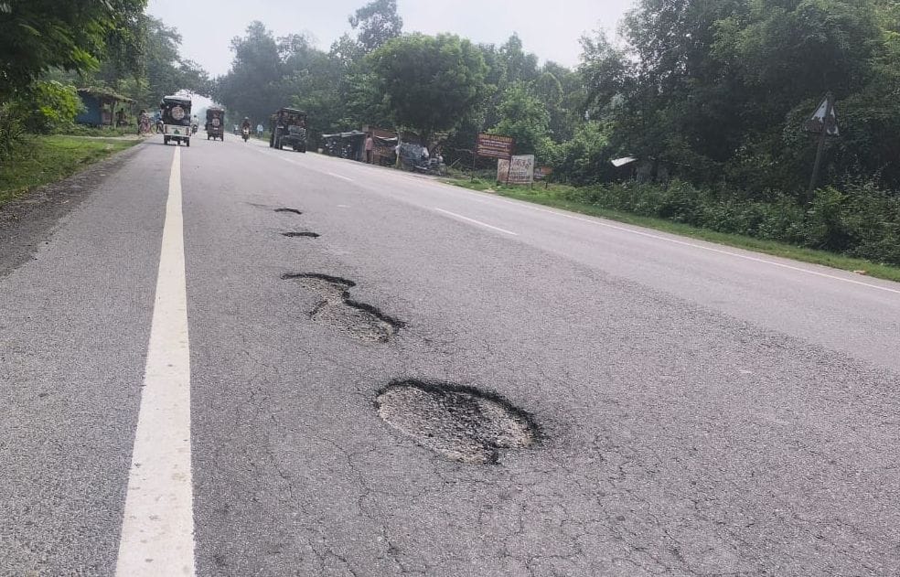 मनिकापुर तिराहे के आगे गोला की ओर हाईवे पर गहरे गड्ढे। संवाद