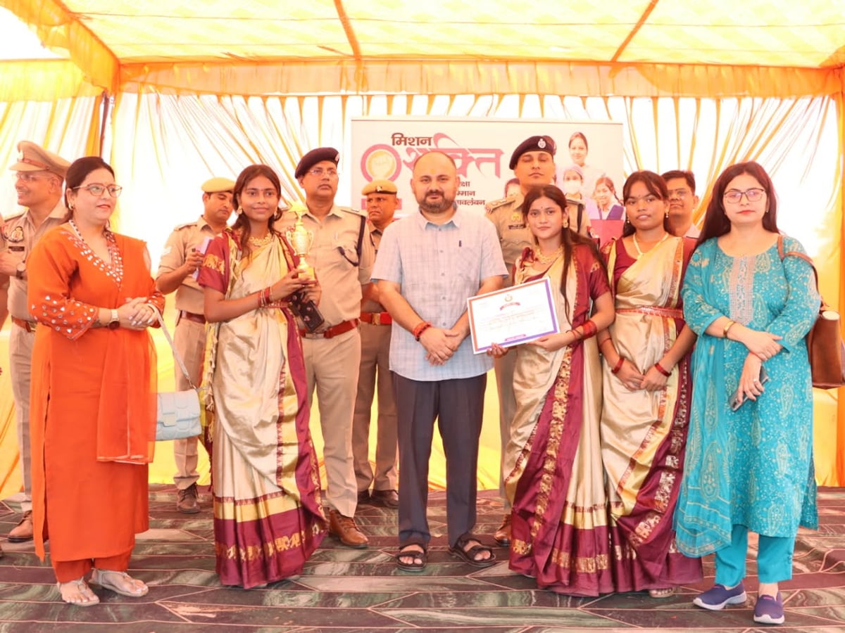Pratapgarh News: डीएम-एसपी ने छात्राओं को किया सम्मानित