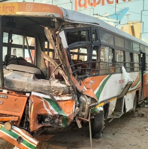 Hathras News: रोडवेज बस और लोडर मैक्स की भिड़ंत, छह लोग घायल