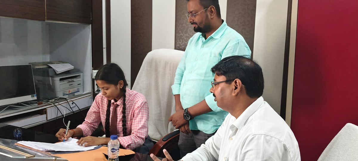 Kushinagar News: मेधावी अमृता सोनी बनीं एक दिन की जिला प्रोबेशन अधिकारी