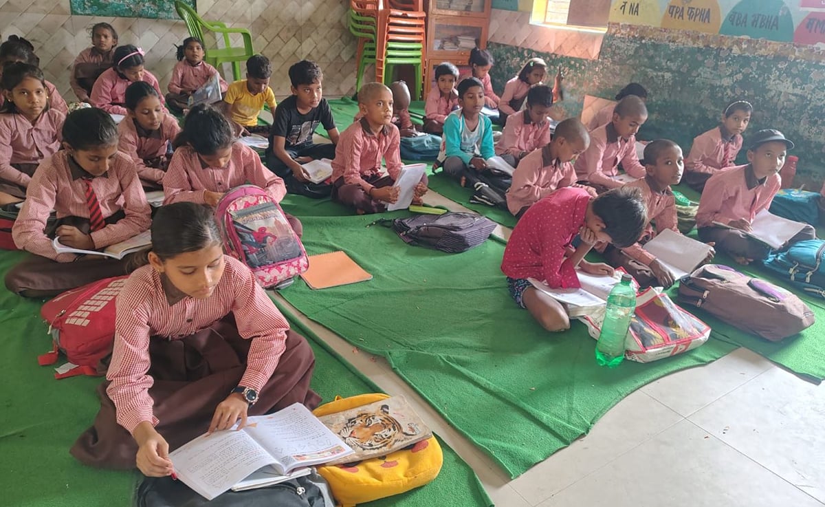 Unnao News: 173 स्कूलों के 12134 बच्चे टाट-पट्टी पर बैठ कर रहे पढ़ाई