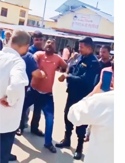 Siddharthnagar News: चावल जब्त होने पर व्यापारी ने किया आत्मदाह का प्रयास