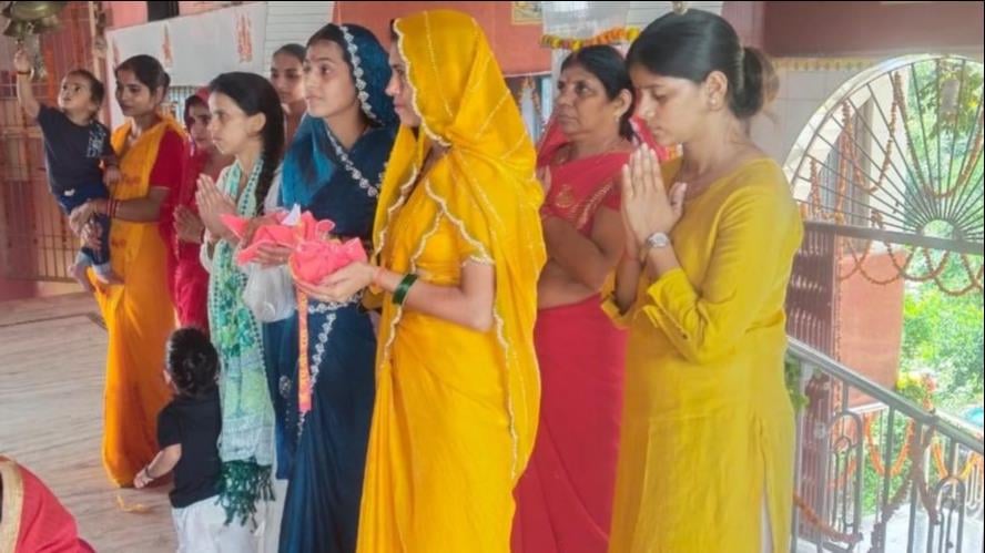 Ballia News: मां कूष्मांडा की आराधना कर कष्ट दूर करने की कामना की