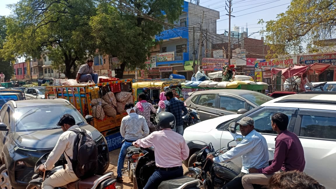 Lalitpur News: गल्ला मंडी के पास सड़क पर लगा एक किलोमीटर लंबा जाम