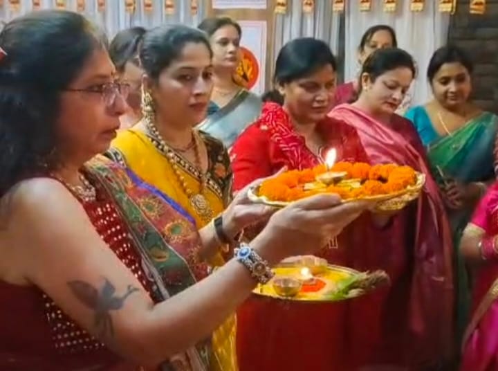 नवरात्र पर मां दुर्गा की सामूहिक आरती में शामिल महिलाएं। संवाद