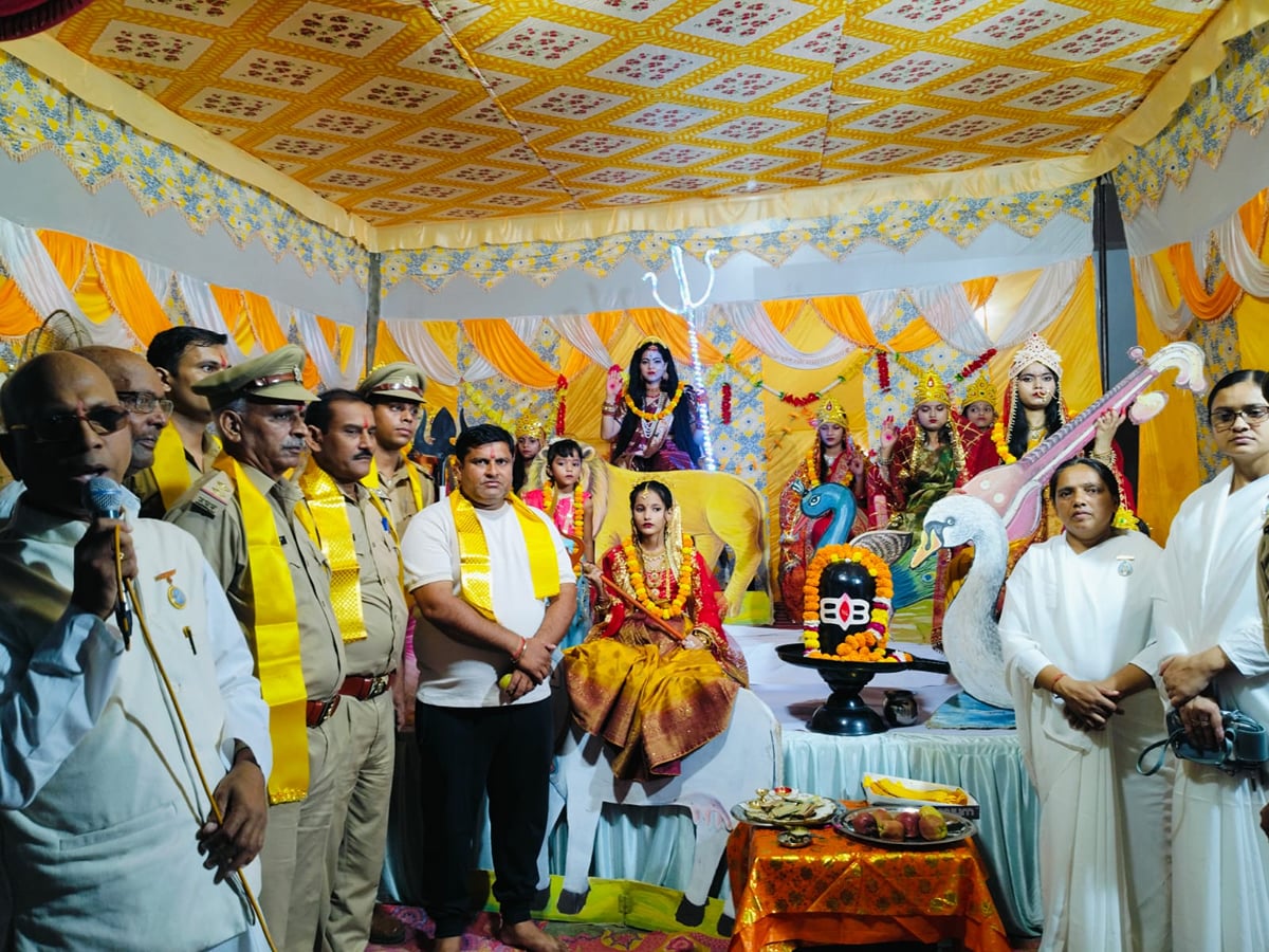 Aligarh News: ब्रह्माकुमारी बहनों ने सजाई चैतन्य देवियों की झांकी
