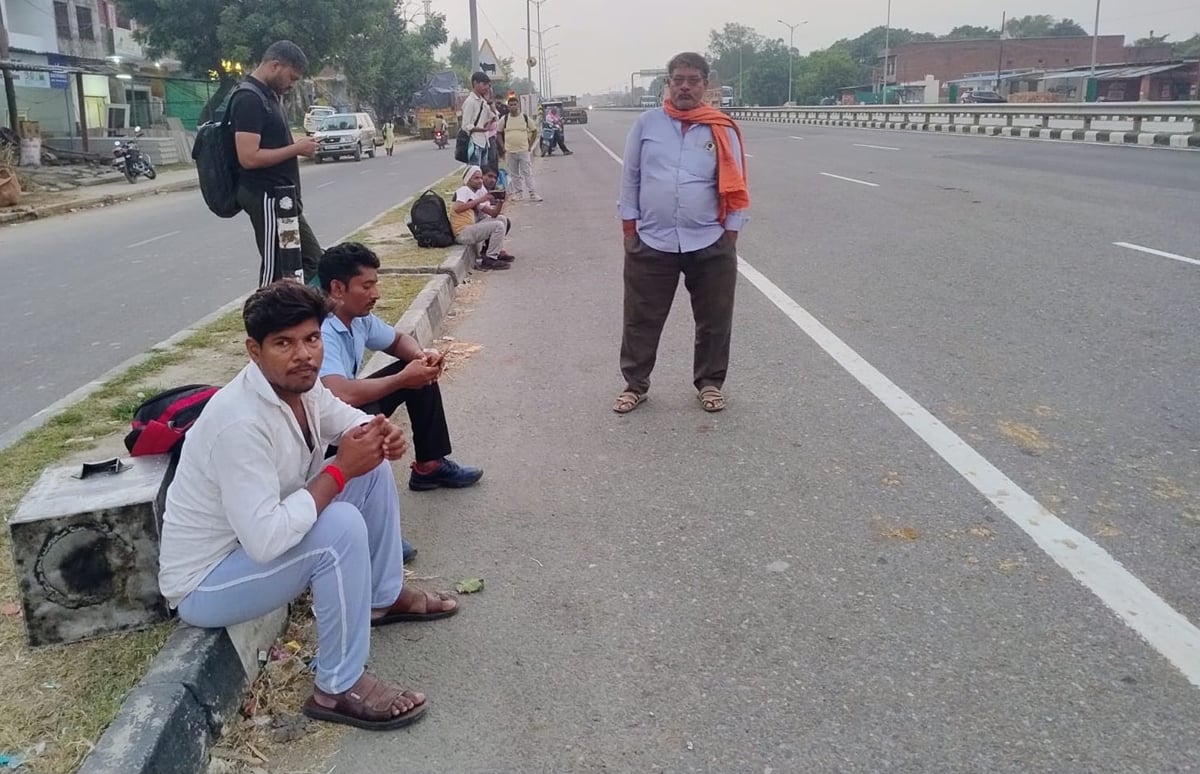 Chandauli News: बस अड्डे पर नहीं, हाईवे के डिवाइडर पर बैठने पर मिलती है रोडवेज बस