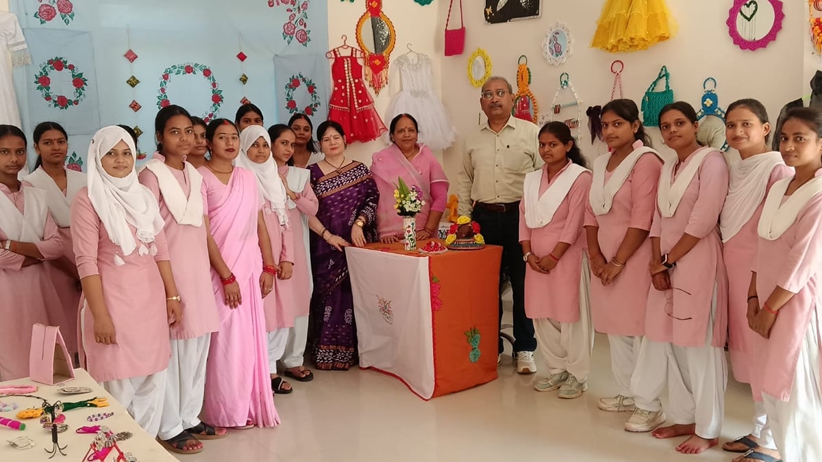 Pratapgarh News: फैशन डिजाइनिंग प्रदर्शनी में छात्राओं की सराहना