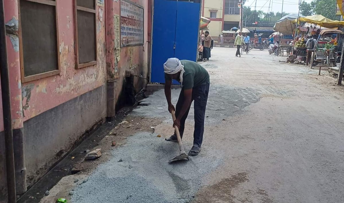 Chandauli News: पूजा पंडालों के रास्तों के गड्ढे भरवा रही पालिका