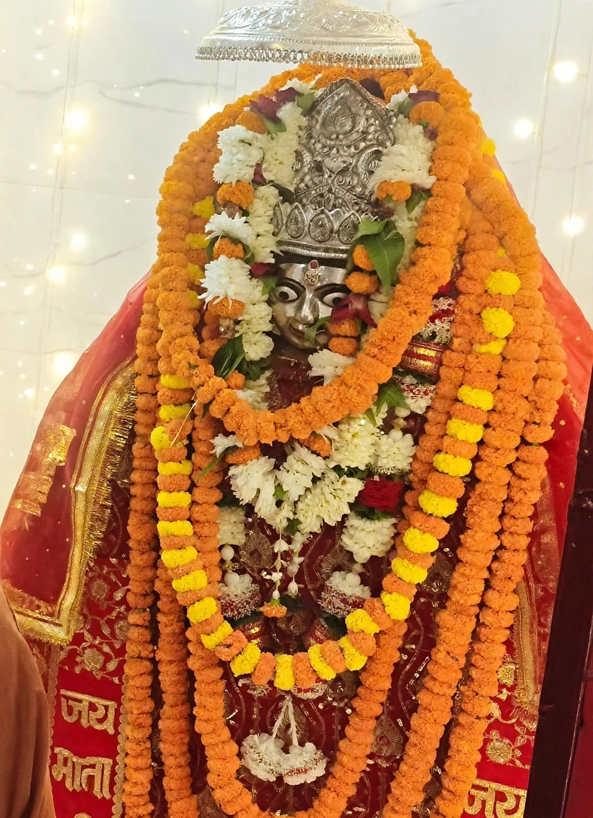 Azamgarh News: नवरात्र के चौथे दिन देवी मंदिरों में उमड़े श्रद्धालु, जयकारों से गूंजे मंदिर