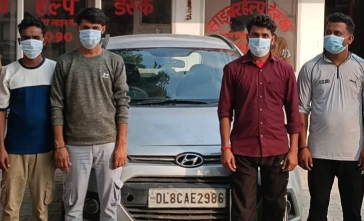पुलिस की गिरफ्त में लज्जावती हत्याकांड के चारों  फरार आरोपी तथा कब्जे में कार। स्त्रोत पुलिस।