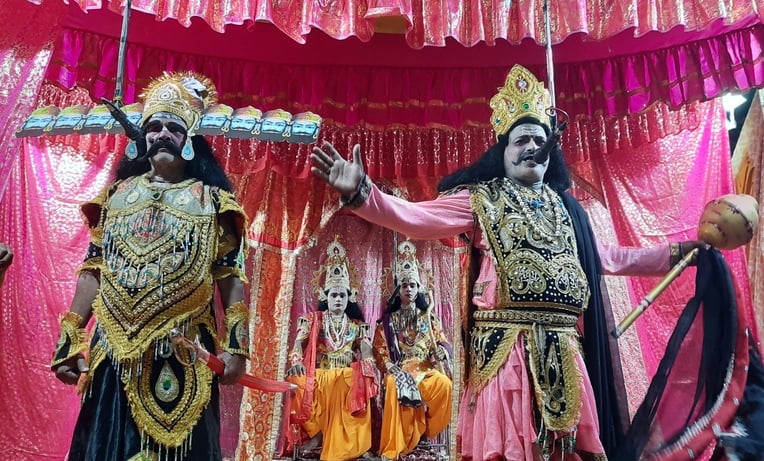 Azamgarh News: धनुष टूटते ही गूंजे जय श्रीराम के जयकारे