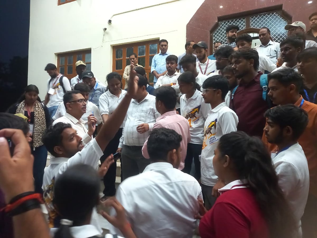 Jaunpur News: वॉलंटियर से दुर्व्यवहार के आरोप पर छात्रों ने किया प्रदर्शन