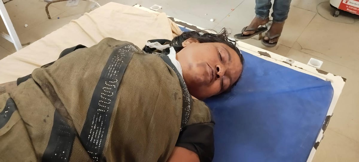 Bahraich News: घर में घुसे दबंग, महिला को सड़क पर घसीटकर पीटा, छीने रुपये
