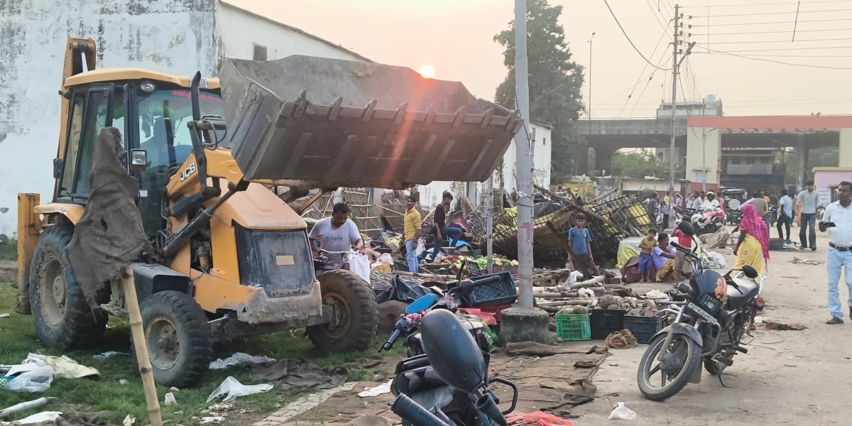 Sonebhadra News: मंडी परिसर से हटवाई गईं 35 अस्थायी दुकानें, चला बुलडोजर