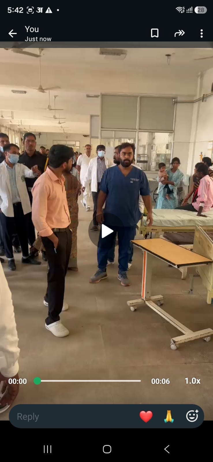  राजकीय मेडिकल कॉलेज के वार्ड 16 में आक्रोशित स्टाफ। स्रोत वीडियो ग्रैब