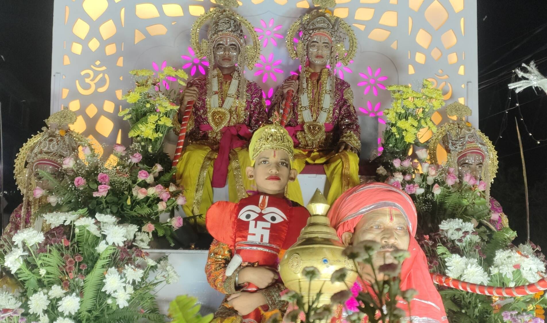 राम बारात के दौरान रथ पर सवार श्रीराम, लक्ष्मण। संवाद