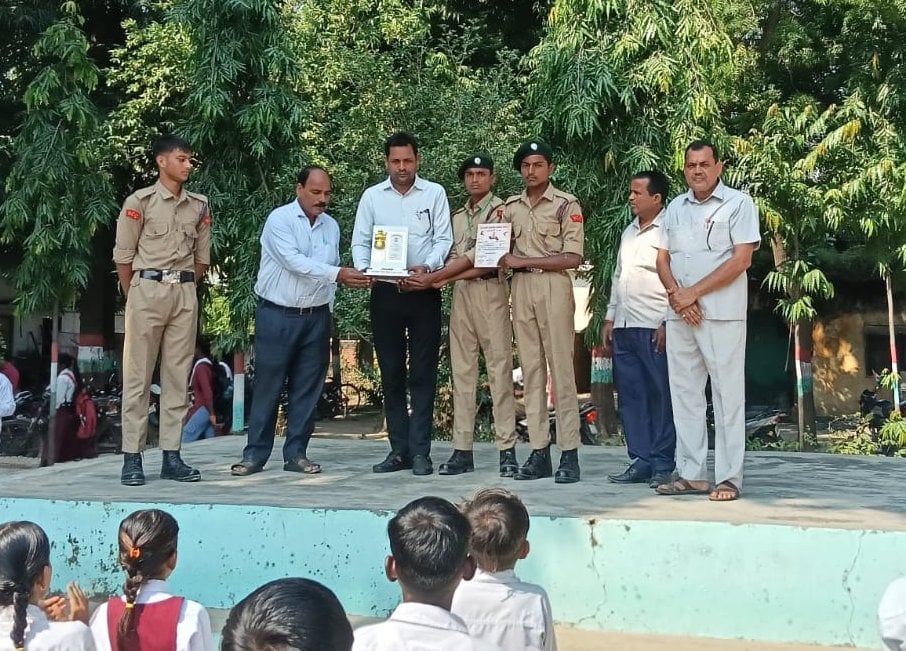 Pratapgarh News: प्रधानाचार्य ने खिलाड़ियों को किया सम्मानित