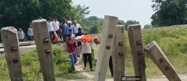 रानीगंज के दांदूपुर कोहरान बस्ती में रास्ता न होने पर शव लेकर ट्रैक पार कर जाते ग्रामीण। सोशल म