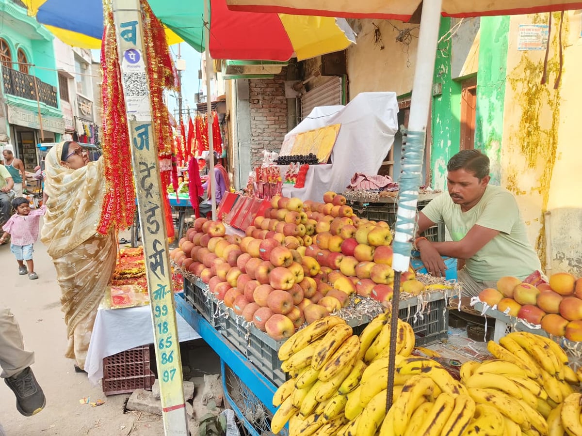 Deoria News: नवरात्र में महंगा हुआ नारियल पानी, फल और मेवों की कीमतों में भी उछाल