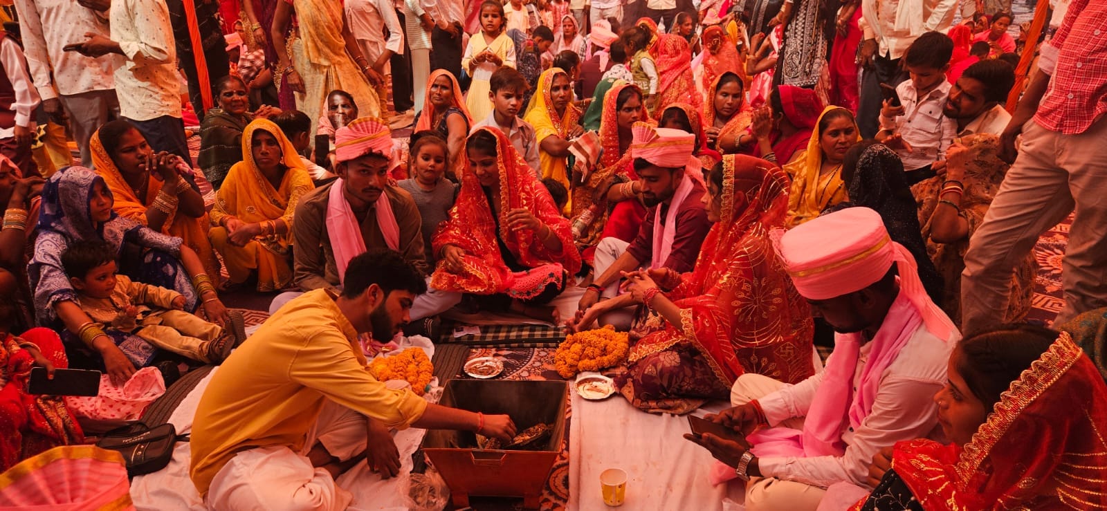 सामूहिक विवाह के दौरान वर-वधु। संवाद