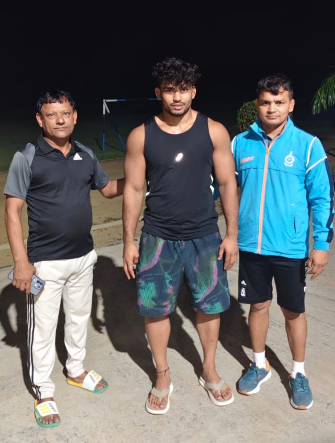 सोनीपत के गांव जुआं में प्रशिक्षक संजीत पहलवान और डालमिया कोच के साथ पहलवान अमित मुन्ना। स्रोत 