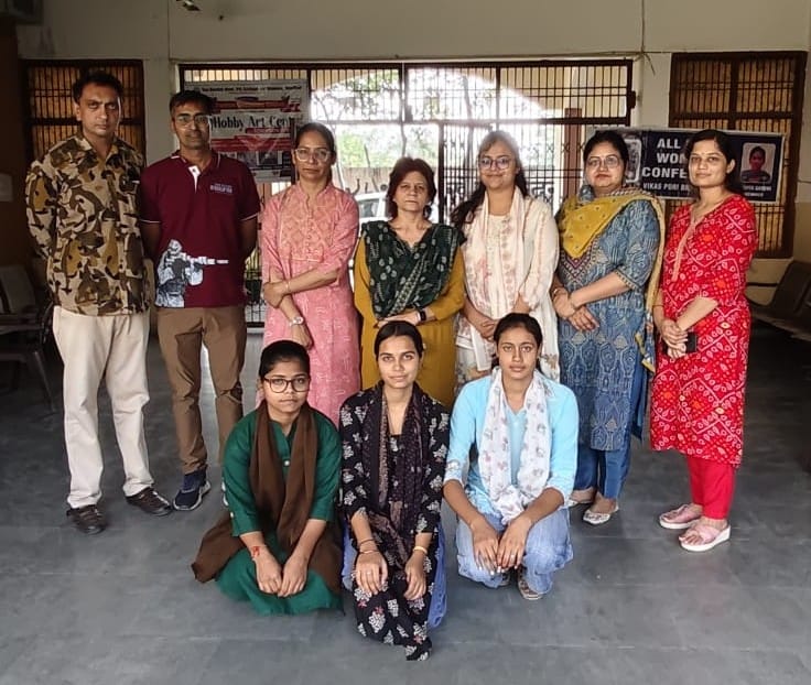 सोनीपत के ताऊ देवी लाल राजकीय स्नातकोत्तर महिला महाविद्यालय, मुरथल में छात्राओं का  स्वागत करती